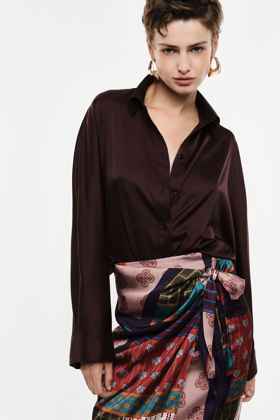 Wide shirt with maxi cuffs and classic collar