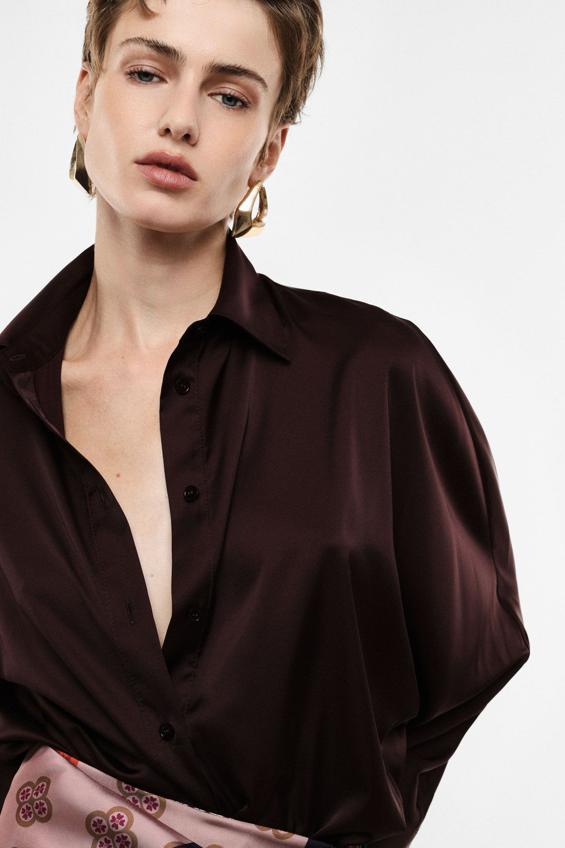 Wide shirt with maxi cuffs and classic collar
